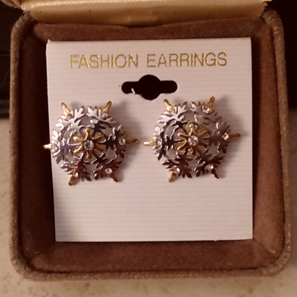 Avon Holiday & Winter Snowflake Stud Earrings